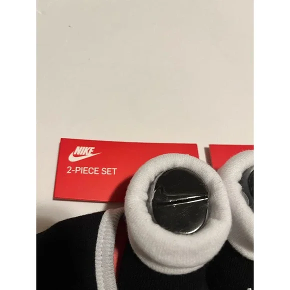 NWT Nike Bib and Booties Set - Newborn 0-6Months - Picture 4 of 6